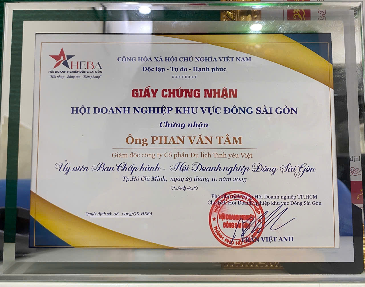 VIETLOVE TRAVEL NHẬN BẰNG KHEN NHÂN NGÀY DOANH NHÂN VN 13/10/2025
